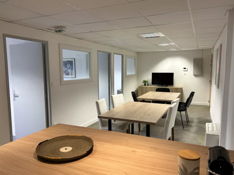 Espace coworking à Nimes centre salle de réunion, Parlons web